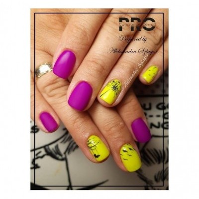 Unhas pintadas roxas e amarelas com desenhos de dente-de-leão