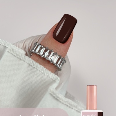 Unha com esmalte em gel castanho escuro e garrafa de esmalte gel polish 040 hush da Purple Professional