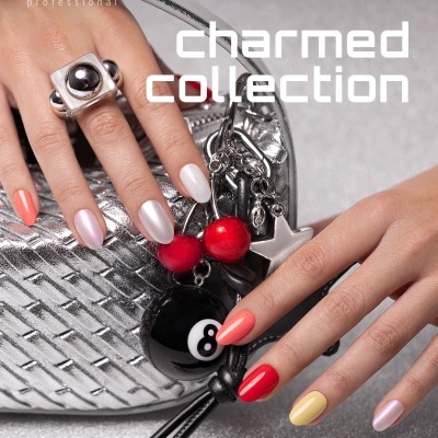 Mãos femininas com unhas coloridas e acessórios sobre bolsa prateada