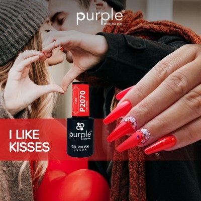 Esmalte em gel vermelho Purple P2070 com unhas decoradas e casal formando coração com as mãos
