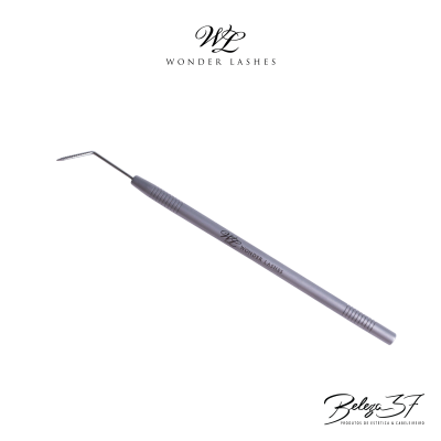Aplicador metálico para pestanas Wonder Lashes sobre fundo branco com logotipos