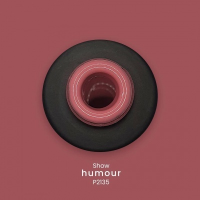 Produto redondo preto e rosa com texto 'show humour P2135' em fundo rosa escuro