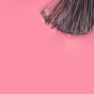 Pincel de cerdas sintéticas com cabo preto sobre superfície rosa