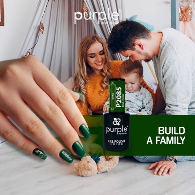 Verniz de gel verde escuro Purple P2085 com unhas pintadas e família ao fundo