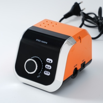 Unidade elétrica de controlo laranja e preto com botões e mostrador