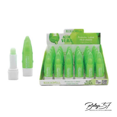 Protetor labial hidratante ALOE VERA LETICIA WELL em embalagens verdes, expostas numa caixa branca e verde