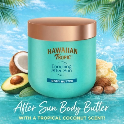 Pote de Body Butter HAWAIIAN TROPIC turquesa com tampa dourada na água com coco e abacate.