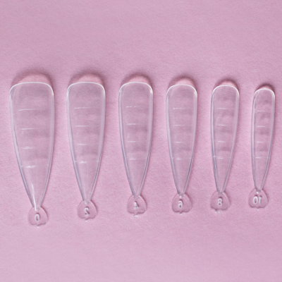 Espaçadores transparentes numerados para verniz em fundo rosa