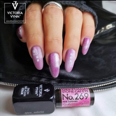 Unhas pintadas em rosa nacarado com padrão quadrado branco e dois frascos de verniz Victoria Vynn.