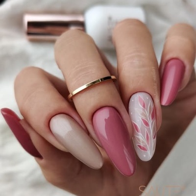 Unhas compridas em gel com padrão de folhas em rosa e branco