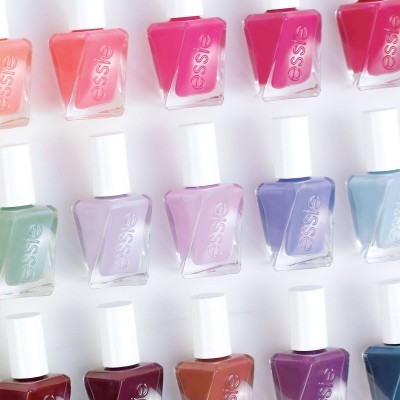 Garrafas de verniz de unhas Essie em várias cores alinhadas sobre fundo branco