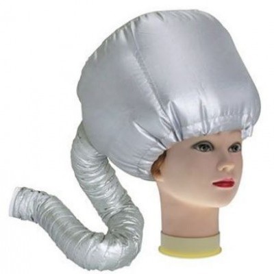 Capacete de cabelo prateado com tubo flexível numa cabeça de manequim