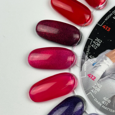 Amostras de verniz de unhas em várias cores brilhantes junto a roda colorida com números e nomes