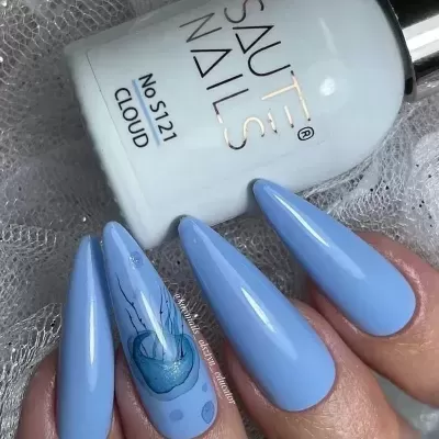 Frasco de verniz branco e unhas azuis compridas com decoração floral