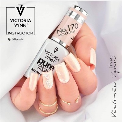 Mão com unhas pintadas nude claro segurando verniz Victoria Vynn No. 170 Nectar Drop