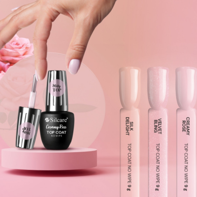 Verniz gel Silcare com amostras de cores rosa e bege e fundo rosa com flores