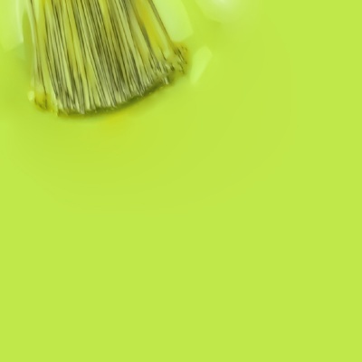 Pincel de pintura com cerdas amarelas sobre fundo verde limão