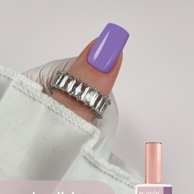 Unha com verniz gel lilás e anel prateado com pedras