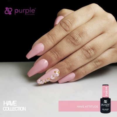 Unhas postiças cor-de-rosa brilhantes com decoração de pérolas e flores, frasco de verniz gel e texto da marca