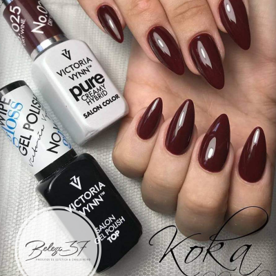 Unhas compridas cor vinho escuro com verniz gel e frascos de verniz Victoria Vynn