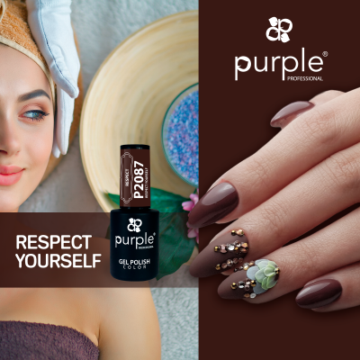 Verniz gel Purple Professional P2087 castanho glitter com unhas decoradas e mulher com toalha no cabelo