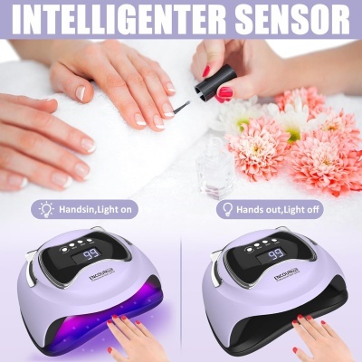 Equipamento lilás para secar verniz de unhas com visor digital e sensor inteligente, mãos e flores cor-de-rosa ao redor