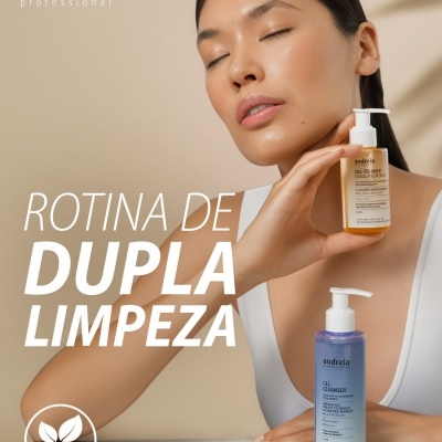 Mulher segurando produto desmaquilhante e gel de limpeza de pele em fundo bege com texto de rotina de dupla limpeza