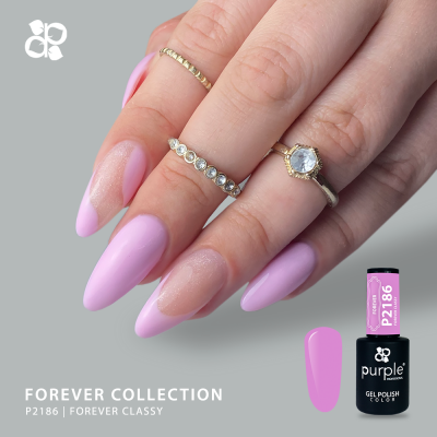 Unhas almendradas cor rosa claro com anéis dourados e frasco de verniz gel Purple P2186 Forever Classy