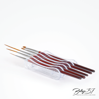 Conjunto de pincéis finos com cabos vermelhos e suporte transparente no fundo branco