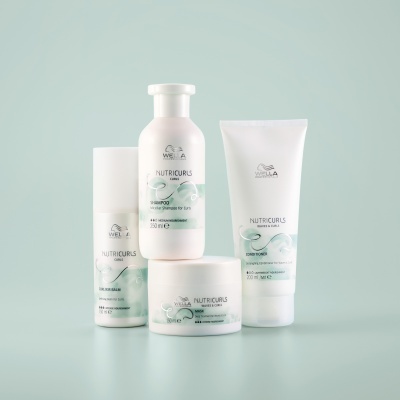 Produtos Wella Nutricurls em embalagem branca e detalhes verdes sobre fundo verde claro