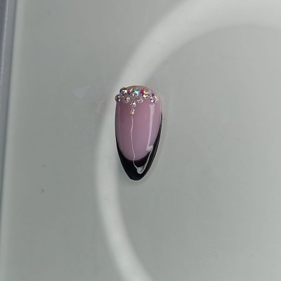 Unha artificial rosa e preta com pedras coloridas