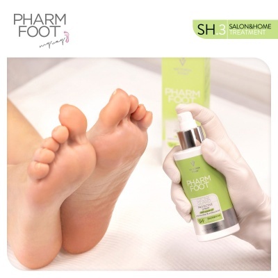Pés nus e frasco verde de produto Pharm Foot para tratamento de pés