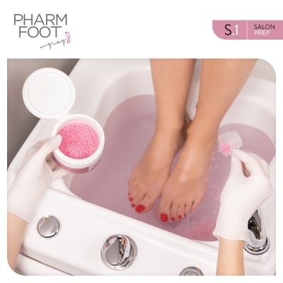 Tratamento de pés em spa com água e produto em pó rosa granulado