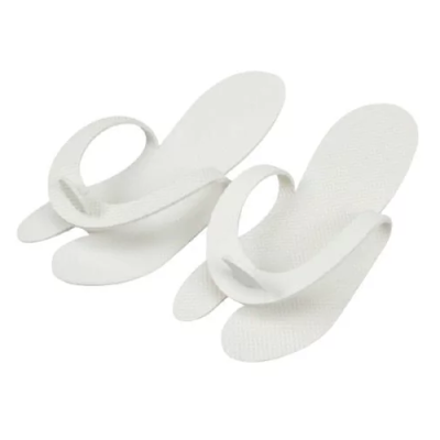 Chinelos de dedo brancos com textura antiderrapante