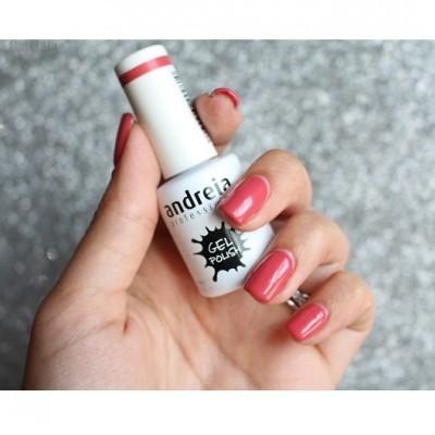 Frasco branco de verniz de gel Andreia Professional com unhas pintadas de rosa