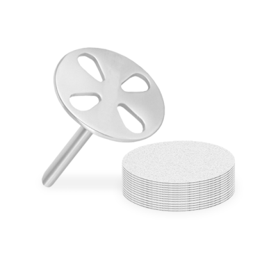 Conjunto de disco de lixa branco com ferramenta metálica em fundo branco