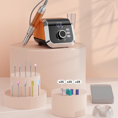 Conjunto de manicure elétrica com máquina, várias brocas coloridas e acessórios organizados em suportes circulares