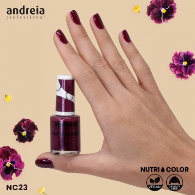 Frasco verniz unhas vinho NC23 Andreia Professional com mão feminina e flores ao fundo