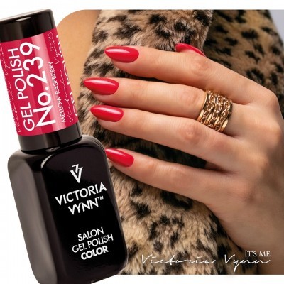 Frasco de verniz gel vermelho Victoria Vynn com unhas pintadas de vermelho e anéis dourados