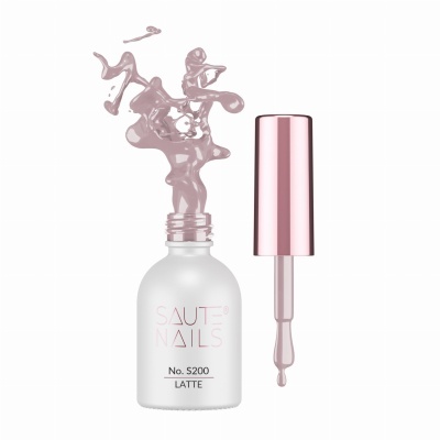 Frasco de verniz Saut Nails No. 5200 Latte com tampa rosa metálica e verniz a sair do frasco.
