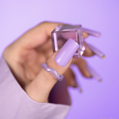 Unhas quadradas lilás mate com frasco quadrado e anel translúcido lilás