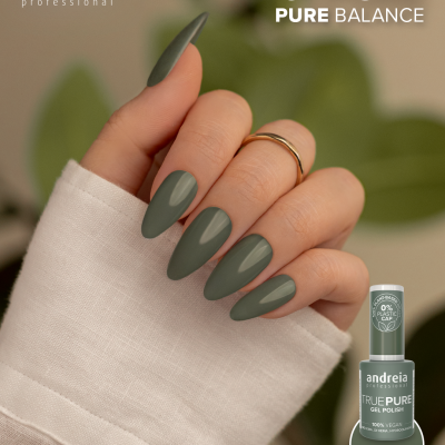 Mão com unhas pintadas de verde fosco segurando verniz gel Andreia True Pure balance T56