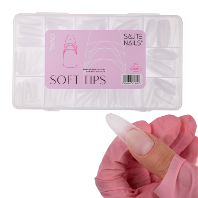 Estojo com tips de unhas artificiais ovais brancas e mão com luva rosa segurando unha com tip aplicada