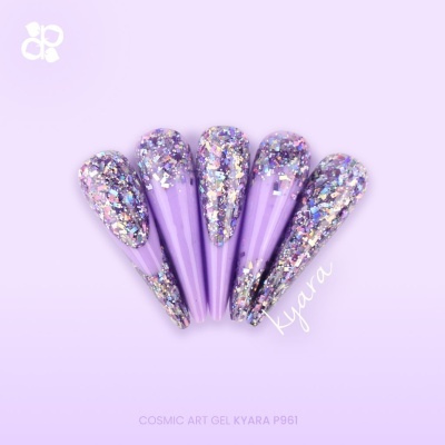 Unhas postiças roxas com glitter prateado e lilás sobre fundo lilás