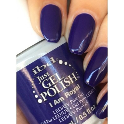 Esmalte de gel azul royal da marca ibd em unhas pintadas