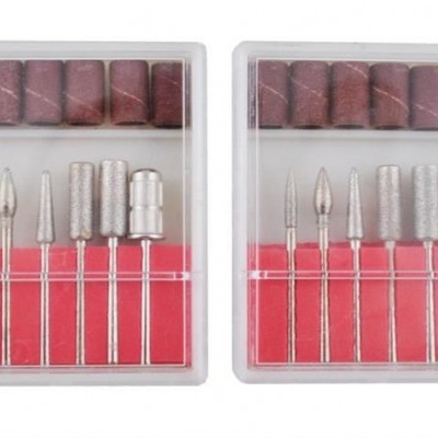 Kit de ferramentas para manicure com cabeças metálicas e lixas castanhas em embalagem plástica