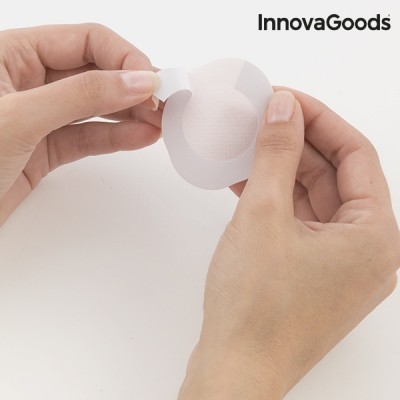 Mãos seguram e retiram um adesivo branco redondo sobre fundo branco com logo InnovaGoods