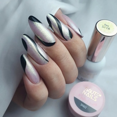 Unhas compridas decoradas com verniz prateado e preto ao lado de frascos de verniz