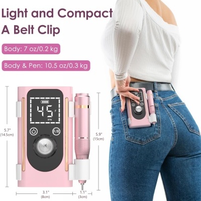 Dispositivo eletrônico rosa compacto com visor digital e caneta presa ao cinto de calças de ganga