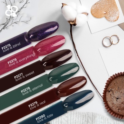 Seis amostras de verniz de unhas com descrições, ramo de algodão, dois anéis dourados, cartão com coração dourado e cupcake